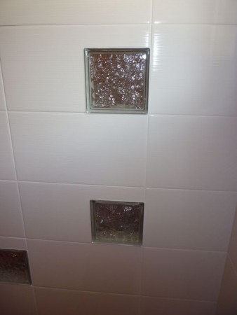Carreaux de verres insérés dans la paroie de douche